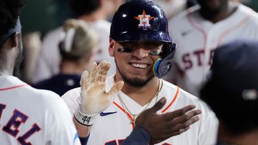 El mexicano Isaac Paredes recibe felicitaciones en la caseta luego de conectar un jonrón de tres carreras ante los Marlins de Miami, el martes 21 de julio de 2026 (AP Foto/Kevin M. Cox)