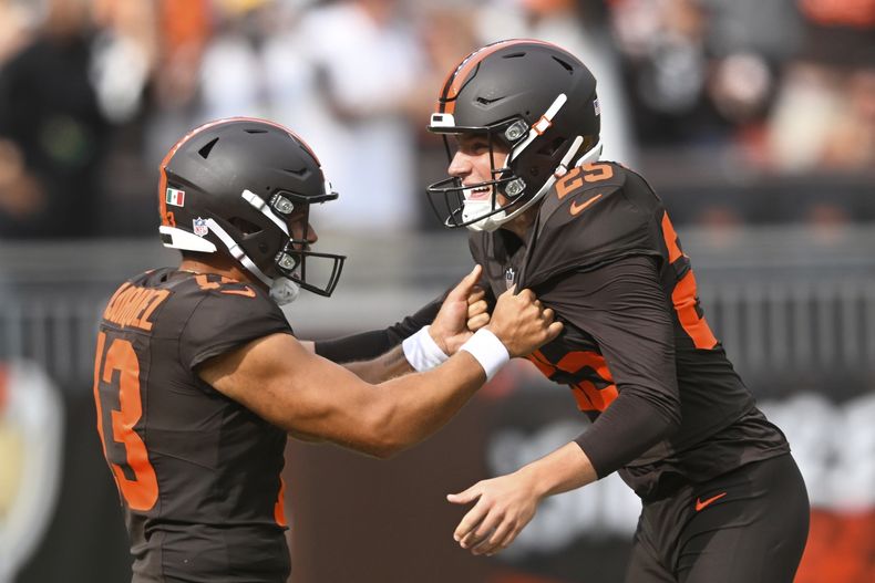 El pateador de los Browns de Cleveland, Andre Szmyt, celebra su gol de campo ganador del partido con Corey Bojorquez durante la segunda mitad de un juego de fútbol americano de la NFL contra los Packers de Green Bay, el domingo 21 de septiembre de 2025, en Cleveland. (AP Photo/David Richard)