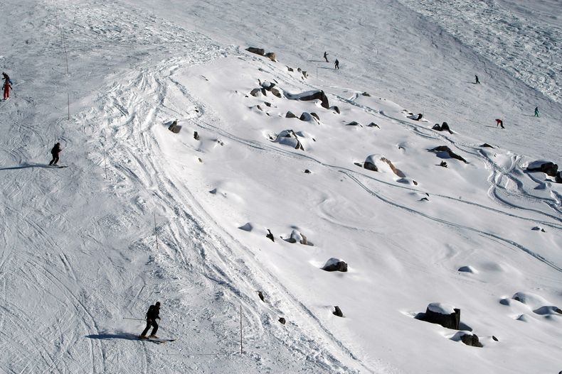 Vista del centro de esqu&iacute; en los Alpes franceses y las rocas que hay entre las pistas donde el pentacampe&oacute;n de F&oacute;rmula Uno Michael Schumacher se lesion&oacute; durante un accidente. (Foto AP/Claude Paris)