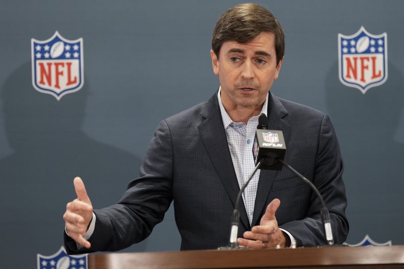 El encargado de asuntos internacionales de la NFL Peter OReilly habla en conferencia de prensa tras la reunión de primavera con los dueños el martes 21 de mayo del 2024 en Nashville, Tennessee, EE.UU. (AP Foto/George Walker IV)