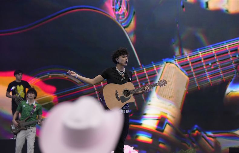 DannyLux durante su presentación en el primer día del Festival Arre en la Ciudad de México el sábado 9 de septiembre de 2023. (Foto AP/Fernando Llano)