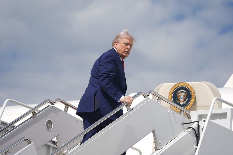El presidente Donald Trump aborda el avión presidencial el viernes 23 de mayo de 2025, en la Base Conjunta Andrews, en Maryland. (AP Foto/Manuel Balce Ceneta)