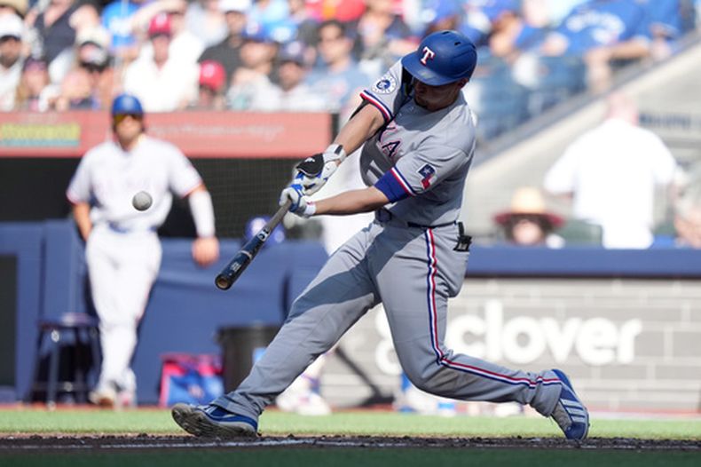 Corey Seager, de los Rangers de Texas, batea un cuadrangular solitario durante la sexta entrada del juego de béisbol de Grandes Ligas ante los Azulejos de Toronto el sábado 27 de junio de 2026, en Toronto. (Nathan Denette/The Canadian Press via AP)