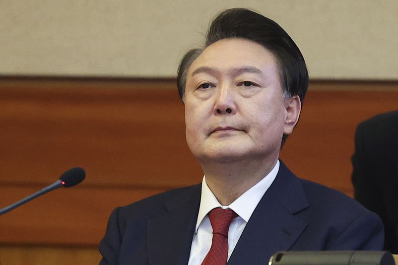 El presidente de Corea del Sur, Yoon Suk Yeol, que está suspendido, asiste a una vista de su juicio político en la Corte Constitucional, en Seúl, Corea del Sur, el 21 de enero de 2025. (Kim Hong-Ji/Pool Foto vía AP)