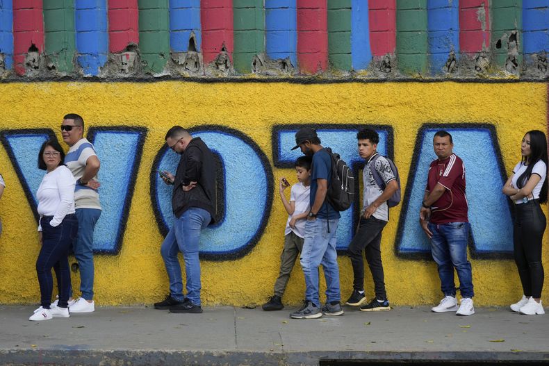 Las personas hacen fila afuera de un centro de votación durante las elecciones presidenciales en Caracas, Venezuela, el domingo 28 de julio de 2024. (Foto AP/Fernando Vergara)