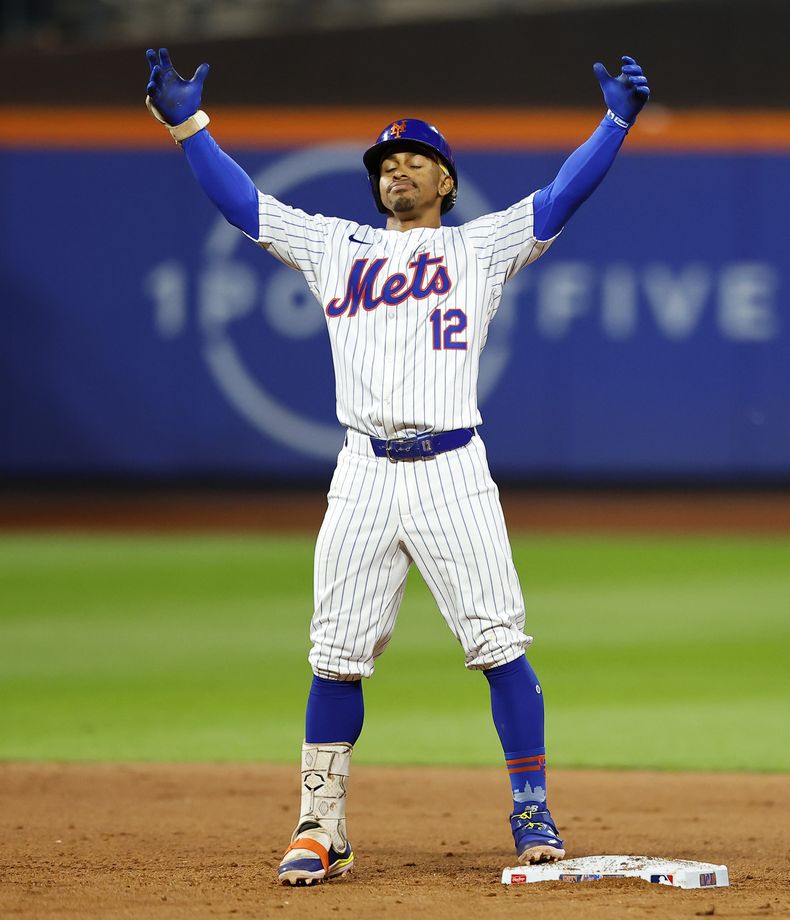 El puertorriqueño Francisco Lindor, de los Mets de Nueva York, festeja luego de conseguir un doble ante los Medias Rojas de Boston, el martes 3 de septiembre de 2024 AP Foto/Noah K. Murray)