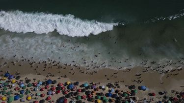 Personas en la playa de Ipanema, en Río de Janeiro, el domingo 16 de febrero de 2025. (AP Foto/Bruna Prado)