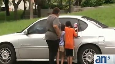 americateve | ¿Qué haría usted si le faltara un techo? Katherine Mena lo está viviendo en carne propia junto a sus cinco hijos, todos menores de edad.