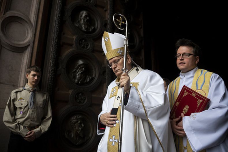 ARCHIVO - El cardenal Peter Erdo oficia la vigilia pascual en la basílica de San Esteban de Budapest para la vigilia de Pascua el sábado 8 de abril de 2023. (AP Foto/Denes Erdos, Archivo)
