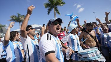 Hinchas de Argentina en la antesala de la final de la Copa América, el domingo 14 de julio de 2024, en Miami Gardens, Florida, el domingo 14 de julio de 2024. (AP Foto/Lynne Sladky)