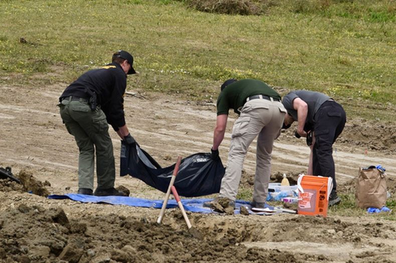 Investigadores de la policía del condado Humboldt, en California, registran los terrenos del santuario de rescate canino Miranda’s Rescue Animal Sanctuary el 24 de junio de 2026, donde se encontraron los restos de al menos 117 perros. (Ryan Burns/Lost Coast Outpost vía AP)