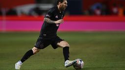 El argentino Lionel Messi, del Inter Miami, conduce el balón durante el encuentro ante el Fire de Chicago, el miércoles 9 de septiembre de 2026 (AP Foto/Paul Beaty)