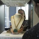 Una empleada de Christies exhibe el collar de diamantes y esmeraldas Great Mogul creador por Harry Winston, con un precio estimado entre 450.000 y 640.000 francos suizos, en una vitrina, durante la vista previa de El mundo de Heidi Horten, la colección de 700 joyas de la difunta multimillonaria austriaca Heidi Horten, en la casa de subastas Christies en Ginebra, Suiza, el lunes 8 de mayo de 2023. (Salvatore Di Nolfi/Keystone vía AP)