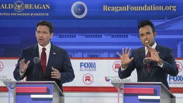 Los precandidatos a la presidencia por el Partido Republicano, el gobernador de Florida Ron DeSantis, a la izquierda, y el emprendedor Vivek Ramaswamy, durante un debate republicano organizado por FOX Business Network y Univisión, el miércoles 27 de septiembre de 2023, en la Biblioteca Presidencial Ronald Reagan en Simi Valley, California. (AP Foto/Mark Terrill)