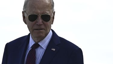 El presidente estadounidense Joe Biden llega al aeropuerto de Orly, en el sur de París, el miércoles 5 de junio de 2024. (Julien de Rosa, Pool vía AP)