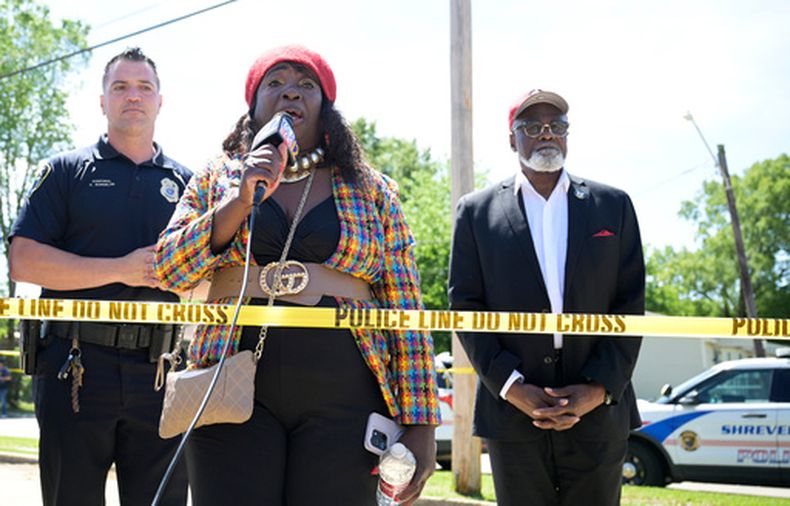 Satonia Small, de la organización Something Safe To Do, habla ante reporteros cerca del lugar donde ocurrió un tiroteo masivo en Shreveport, Luisiana, el 19 de abril del 2026. (Jill Pickett/The Times-Picayune/The New Orleans Advocate via AP)