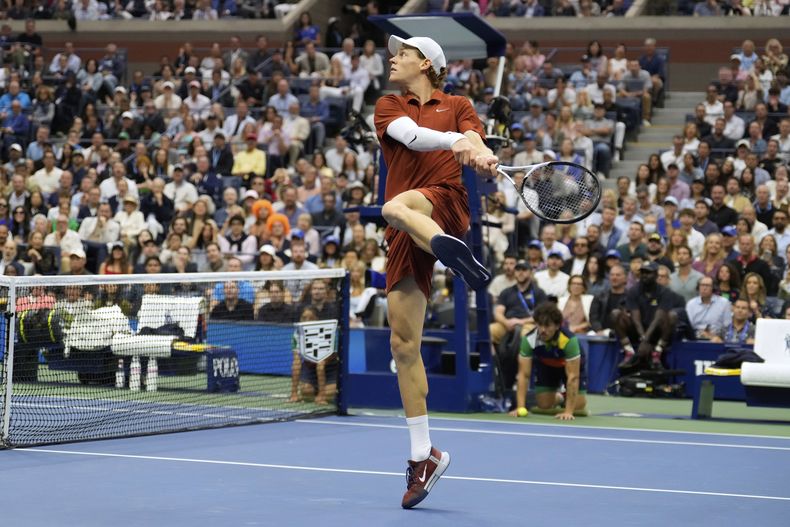 Jannik Sinner devuelve ante Carlos Alcaraz durante la final masculina del Abierto de Estados Unidos, el domingo 7 de septiembre de 2025, en Nueva York. (AP Foto/Seth Wenig)