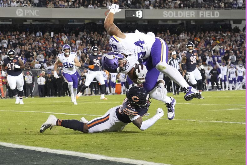 El ala cerrada de los Vikings de Minnesota, Josh Oliver, a la derecha, es detenido antes de la zona de anotación por el defensor secundario de los Bears de Chicago, Jonathan Owens, durante la segunda mitad de un juego de fútbol americano de la NFL el lunes 8 de septiembre de 2025, en Chicago. (AP Photo/Nam Y. Huh)