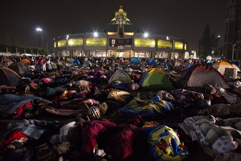 Los devotos acampan durante la noche en la plaza de la Bas&iacute;lica de Guadalupe en la Ciudad de M&eacute;xico en la madrugada del 12 de diciembre del 2014. Por su parte en el Vaticano, el papa francisco celebr&oacute; la festividad de Nuestra Se&ntild