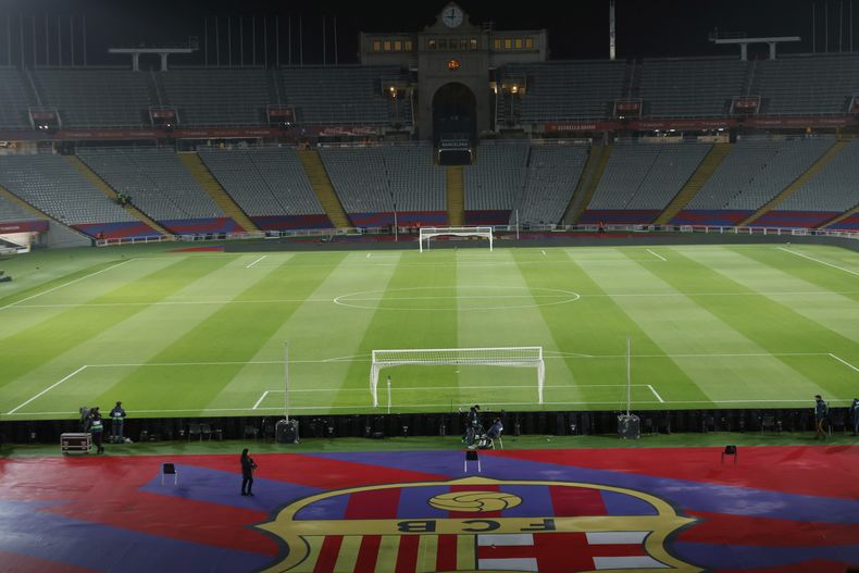 Las gradas vacías del estadio Olímpico Lluis Companys tras la cancelación del partido entre Barcelona y Osasuna de la Liga española, el sábado 8 de marzo de 2025. (AP Foto/Joan Monfort)