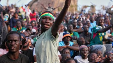 Un hincha de Senagal sigue la transmisión del partido de la selección nacional contra Francia en el Mundial, el martes 16 de junio de 2026, en Dakar. (AP Foto/Misper Apawu)