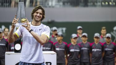 El chileno Nicolás Jarry posa con el trofeo tras vencer al búlgaro Grigor Dimitrov en la final del Abierto de Ginebra el sábado 27 de mayo del 2023. (Martial Trezzini/Keystone via AP)