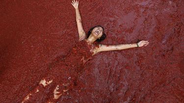 Una mujer durante la tradicional Tomatina, la guerra anual de tomates en Buñol, España, el 30 de agosto de 2023. (Foto AP/Alberto Saiz)