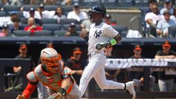 Jazz Chisholm Jr. de los Yankees de Nueva York anota una carrera frente al receptor Gary Sánchez de los Orioles de Baltimore durante la tercera entrada de un partido de béisbol, el sábado 21 de junio de 2025, en Nueva York. (AP Photo/Noah K. Murray)