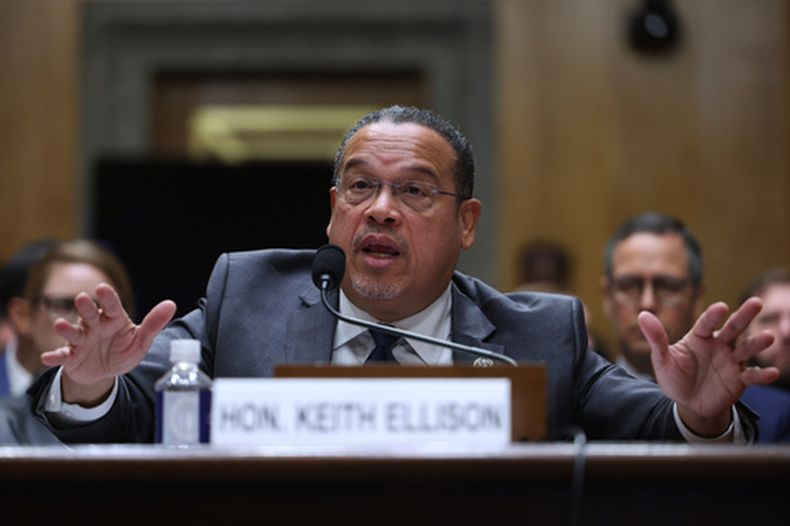El secretario de Justicia de Minnesota, Keith Ellison, interviene en una sesión del Comité de Seguridad Nacional del Senado, en el Capitolio, en Washington, el 12 de febrero de 2026. (AP Foto/Tom Brenner)