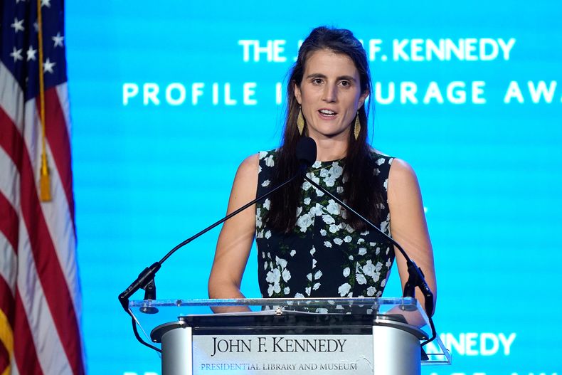 Tatiana Schlossberg, hija de Caroline Kennedy y Edwin Schlossberg, pronuncia un discurso durante la premiación del John F. Kennedy Profile in Courage Award, en la Biblioteca Presidencial John F. Kennedy, el 29 de octubre de 2023, en Boston. (AP Foto/Steven Senne, Archivo)