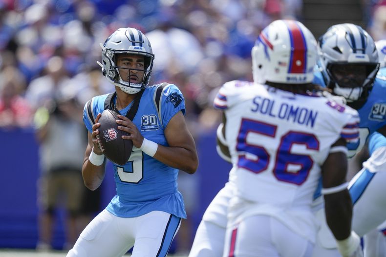 El quarterback de los Panthers de Carolina, Bryce Young (9) retrocede para lanzar en la primera mitad del juego de pretemporada ante los Bills de Búfalo, el sábado 24 de agosto de 2024, en Orchard Park, Nueva York. (AP Foto/Charles Krupa)