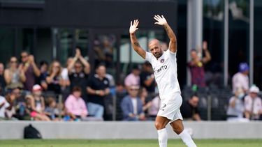 ARCHIVO - El entonces delantero de Inter Miami Federico Higuaín saluda a los espectadores tras ser reemplazado durante el segundo tiempo del partido contra New York City FC, el 30 de octubre de 2021, en Fort Lauderdale, Florida. (AP Foto/Wilfredo Lee)