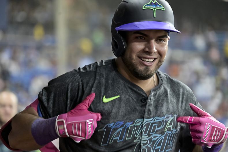 El mexicano Jonathan Aranda, de los Rays de Tampa Bay, festeja tras conectar un jonrón de dos carreras en el juego ante los Azulejos de Toronto, el sábado 21 de septiembre de 2024 (AP Foto/Steve Nesius)