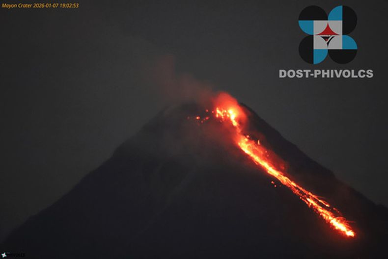 Foto entregada por el Instituto de Vulcanología y Sismología de Filipinas, que muestra al volcán Mayon en la provincia Albay de Filipinas, el 7 de enero del 2026. (Instituto de Vulcanología y Sismología de Filipinas via AP)