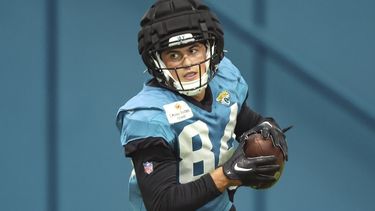 El receptor de los Jaguars de Jacksonville Louis Rees-Zammit corre tras atrapar el balón durante un entrenamiento con el equipo el miércoles 4 de septiembre del 2024. (AP Foto/Gary McCullough)