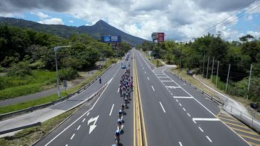 Los ciclistas disputan la carrera de ruta en los Juegos Centroamericanos y del Caribe en San Salvador, el viernes 7 de julio de 2023 (AP Foto/Arnulfo Franco)