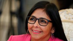 ARCHIVO - La vicepresidenta de Venezuela, Delcy Rodríguez, participa en conversaciones con el ministro de Relaciones Exteriores de Rusia en Moscú, el 1 de marzo de 2019. (Foto AP/Pavel Golovkin, Archivo)