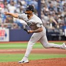 El pitcher de los Yankees de Nueva York Camilo Doval lanza en la quinta entrada ante los Rays de Tampa Bay el jueves 9 de julio del 2026. (AP Foto/Jason Behnken)