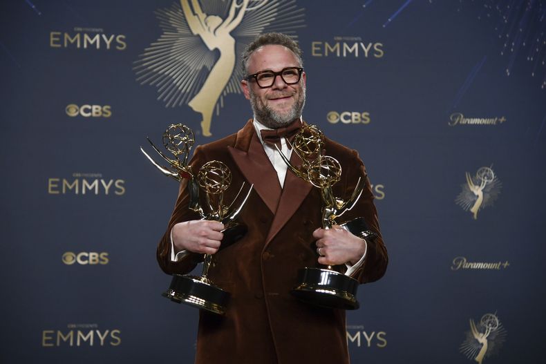 Seth Rogen, ganador de los premios a mejor actor principal en una serie de comedia, mejor dirección en una serie de comedia, mejor guion en una serie de comedia y mejor serie de comedia por The Studio, posa en la sala de prensa durante la 77.ª edición de los Premios Emmy el domingo 14 de septiembre de 2025, en el Teatro Peacock de Los Ángeles. (Foto Richard Shotwell/Invision/AP)