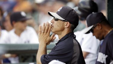 americateve | El manager de los Yanquis de Nueva York, Joe Girardi, observa un partido el 23 de marzo de 2013 en Lakeland, Florida. Girardi renov&oacute; su contrato por cuatro a&ntilde;os el mi&eacute;rcoles, 9 de octubre. (AP Photo/Carlos Osorio, File)