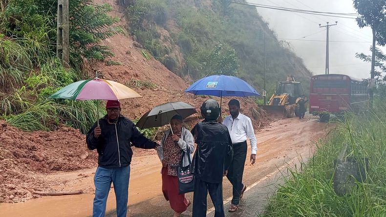 Personas pasan junto a un tramo de autopista bloqueado por un deslizamiento de tierra causado por las fuertes lluvias en Badulla, Sri Lanka, el jueves 27 de noviembre de 2025. (AP Foto)