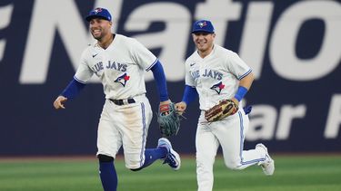 El jardinero derecho de los Azulejos de Toronto George Springery el jardinero central Daulton Varsho celebran tras la victoria ante los Gigantes de San Francisco el miércoles 28 de junio del 2023. (Frank Gunn/The Canadian Press via AP)