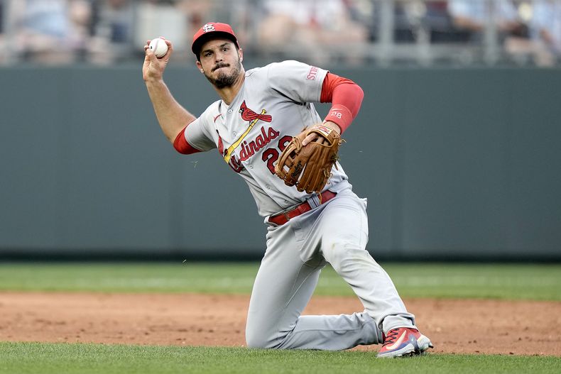 ARCHIVO - Nolan Arenado, de los Cardenales de San Luis, lanza a primera en el juego del 12 de agosto de 2023, ante los Reales de Kansas City (AP Foto/Charlie Riedel, archivo)