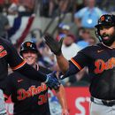 Riley Greene (31), de los Tigres de Detroit, celebra su cuadrangular durante la cuarta entrada del juego de béisbol de Grandes Ligas contra los Rangers de Texas el somingo 5 de julio de 2026, en Arlington, Texas. (AP Foto/LM Otero)