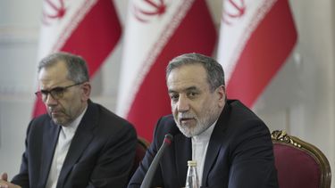 Foto difundida por el Ministerio de Relaciones Exteriores de Irán que muestra al ministro iraní Abbas Araghchi en Teherán el 12 de julio del 2025. (Ministerio de Relaciones Exteriores de Irán, Hamid Forootan, via AP)