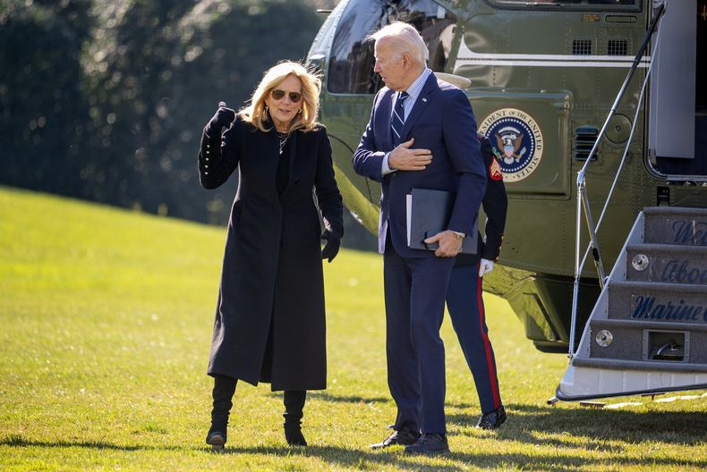 El presidente de Estados Unidos, Joe Biden (derecha), y la primera dama, Jill Biden, llegan a la Casa Blanca, en Washington, el 19 de febrero de 2024, desde Rehoboth Beach, Delaware. (AP Foto/Andrew Harnik)