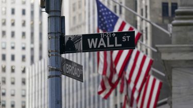 wall street abre con leve baja tras alza de la semana pasada