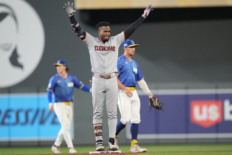 Angel Martínez (1), de los Guardianes de Cleveland, celebra su doblete productor frente a los Mellizos de Minnesota en la novena entrada del juego de béisbol de Grandes Ligas, el viernes 19 de septiembre de 2025, en Minneapolis. (AP Foto/Mike Stewart)