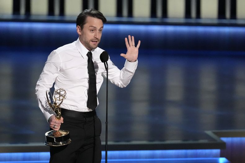 Kieran Culkin recibe el premio a mejor actor dramático por Succession en la 75a edición de los Premios Emmy el lunes 15 de enero de 2024 en el Teatro Peacock de Los Ángeles. (Foto AP/Chris Pizzello)
