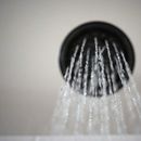 Derogan decreto Trump que aumentaba volumen de agua de ducha